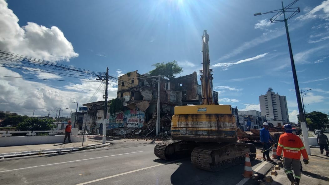 Sem equipamento, prefeitura suspende demolição de prédio no Jaraguá, em Maceió