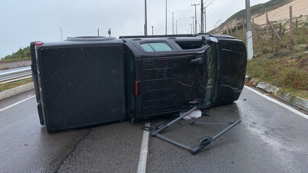 Carro capotado na Via Costeira, em Natal — Foto: Emerson Medeiros/Inter TV Cabugi