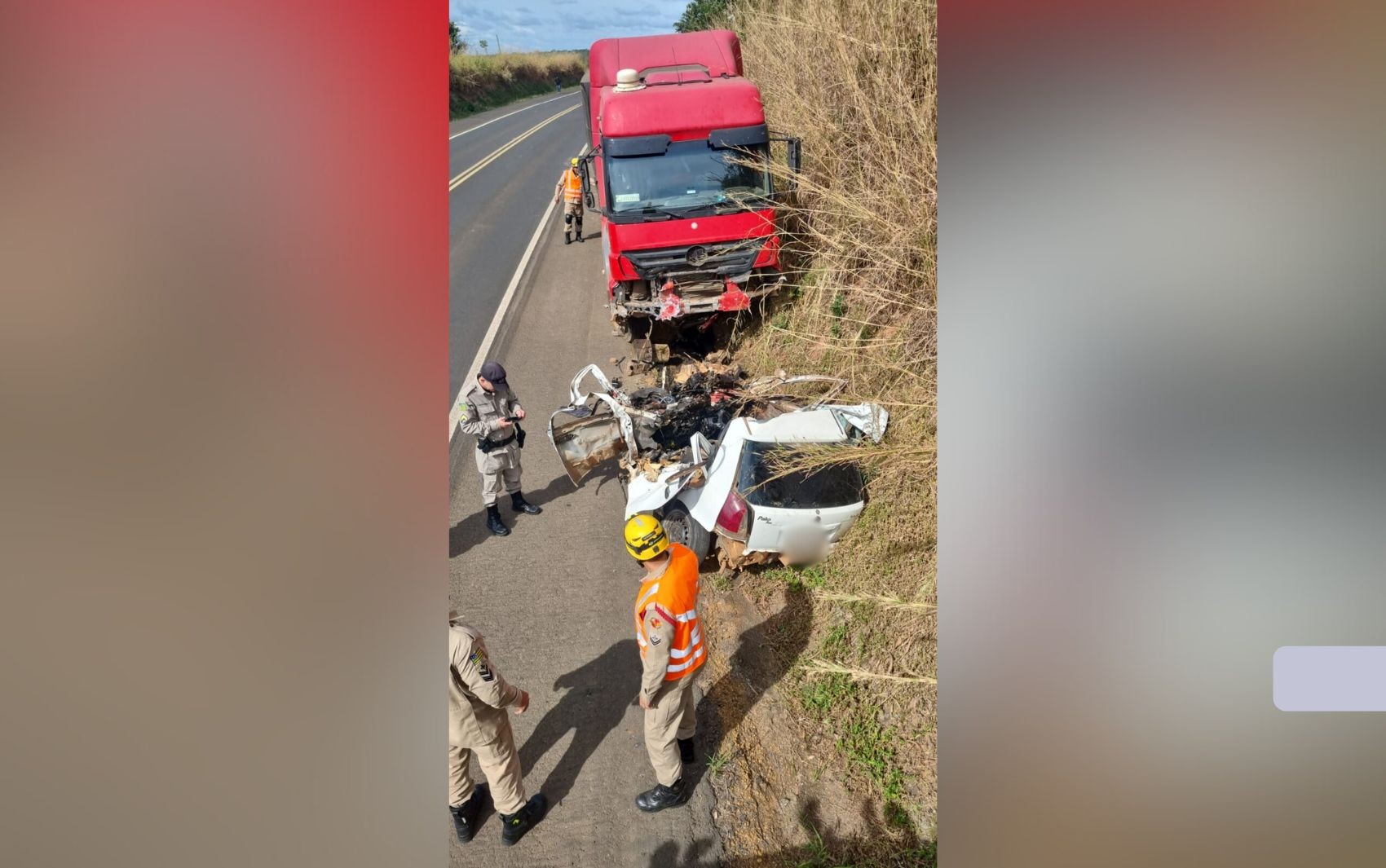 Jovens morrem após carro bater de frente contra carreta na BR-364