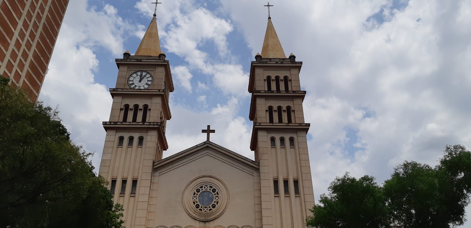 Jovem disfarçado de flanelinha é preso por tráfico de drogas em frente à catedral de Piracicaba