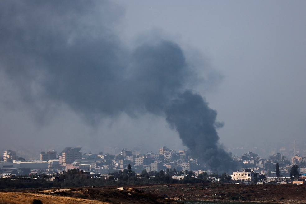 Coluna de fumaça preta é vista em Gaza no dia 1 de dezembro de 2023 — Foto: Amir Cohen/REUTERS