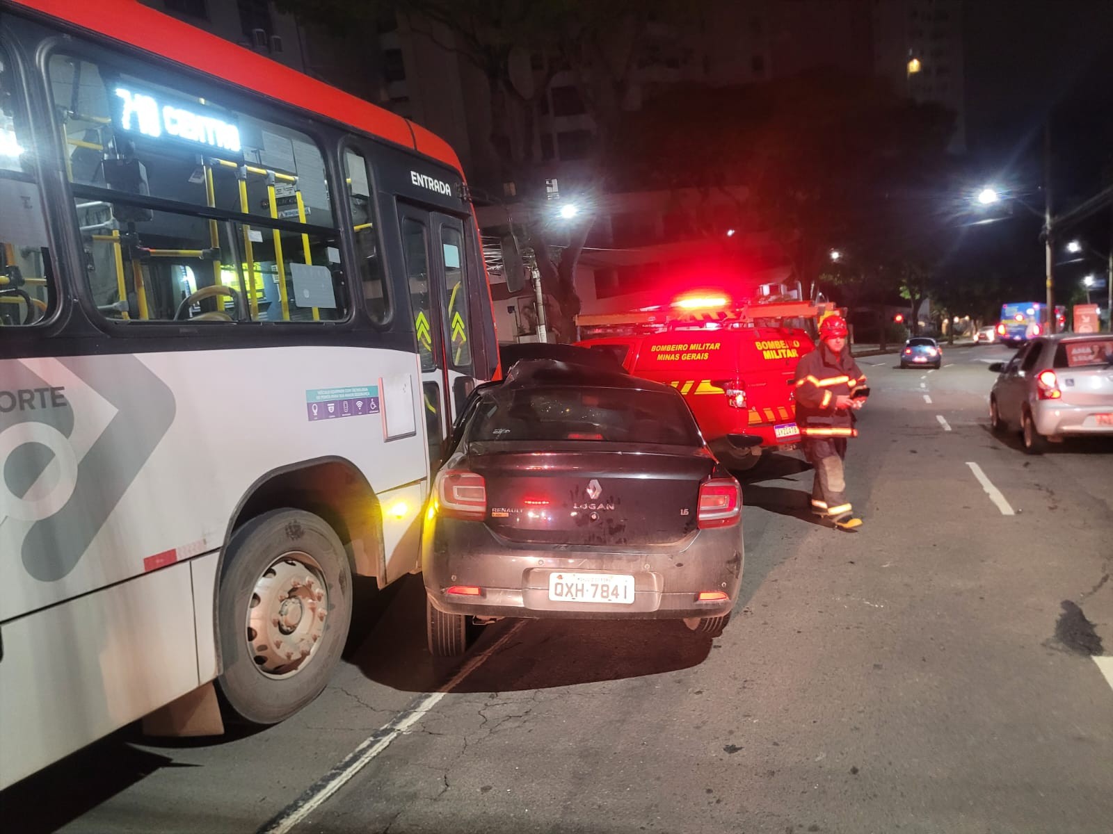 Carro é arrastado por ônibus após batida e motorista fica encarcerado em avenida de Juiz de Fora