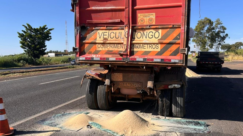 �nibus com fi�is bate em carreta e deixa dois mortos e mais de 30 feridos na BR-050, em Uberaba � Foto: TV Integra��o/Reprodu��o