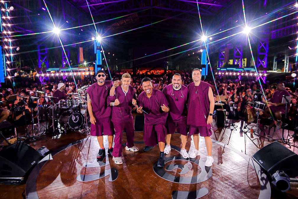 O grupo Sorriso Maroto posa no Galpão do estádio carioca Engenhão, onde gravou o álbum audiovisual 'Sorriso eu gosto no pagode – Lado B' — Foto: Sandro Mendonça / Divulgação