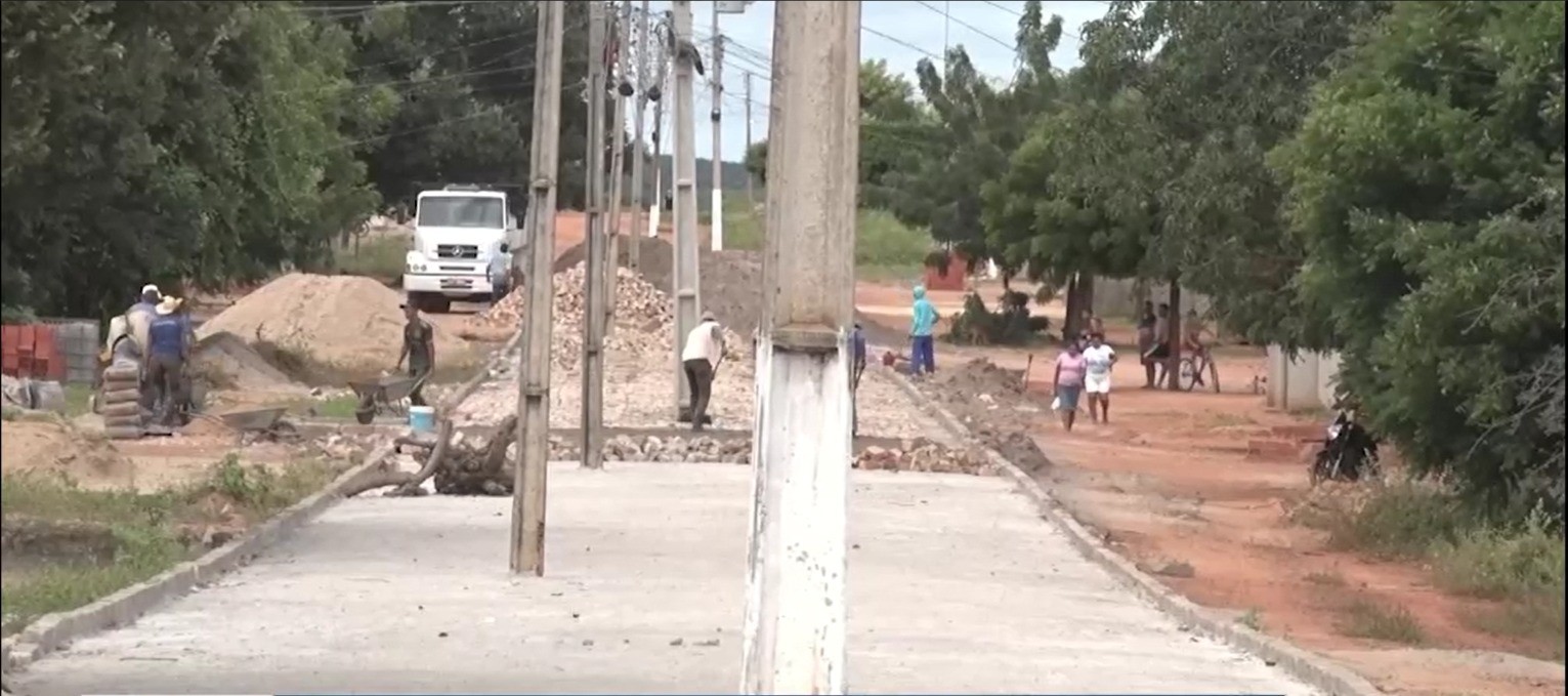 Rua é calçada com postes no meio da pista em Geminiano (PI); crianças estão sem acesso ao ônibus escolar  