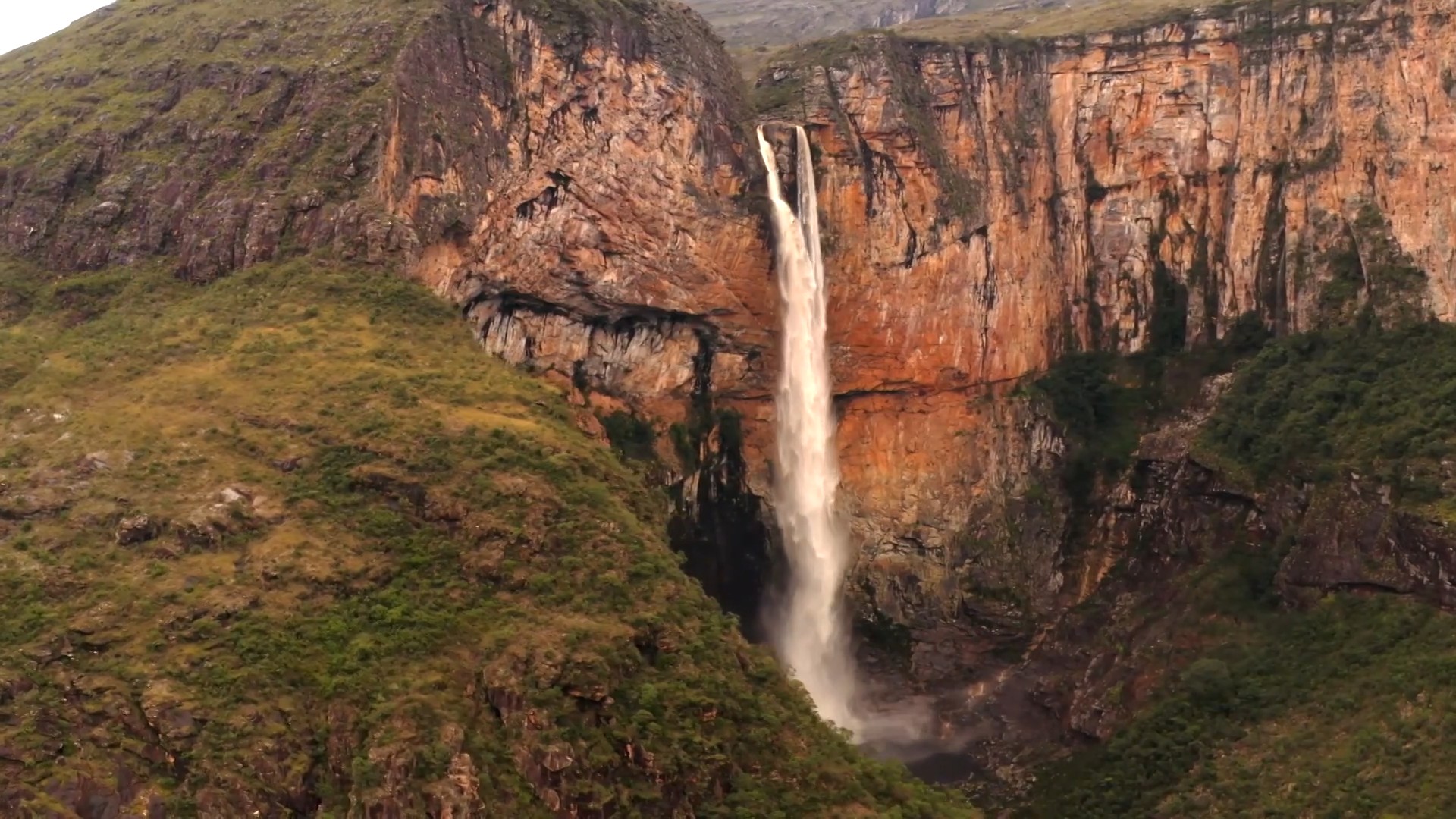 Justiça determina fechamento da Cachoeira do Tabuleiro após 6 dias de reabertura