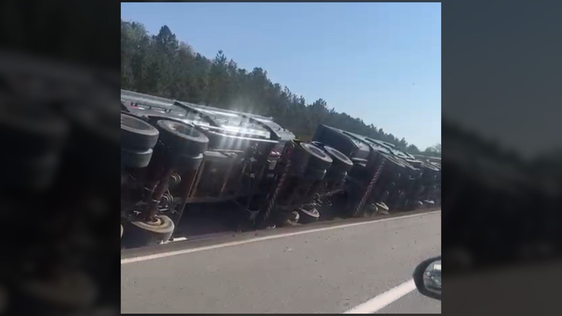 Carreta pega fogo após acidente e interdita rodovia Castello Branco em Mairinque