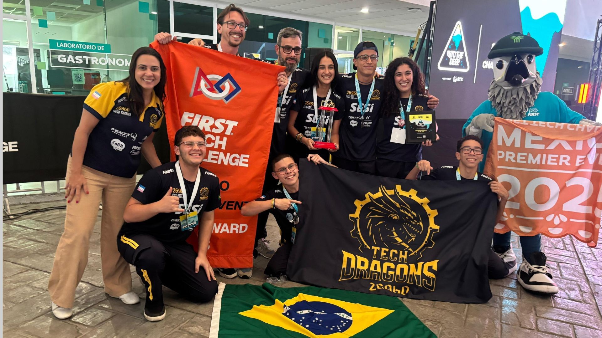 Com robô feito de MDF, estudantes do ES ganham prêmio internacional inédito