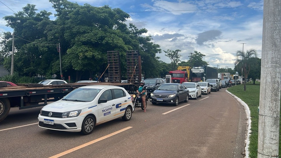 Fila de carros é formada em ponte após acidente — Foto: Reprodução/Kaliton Mota/TV Anhanguera