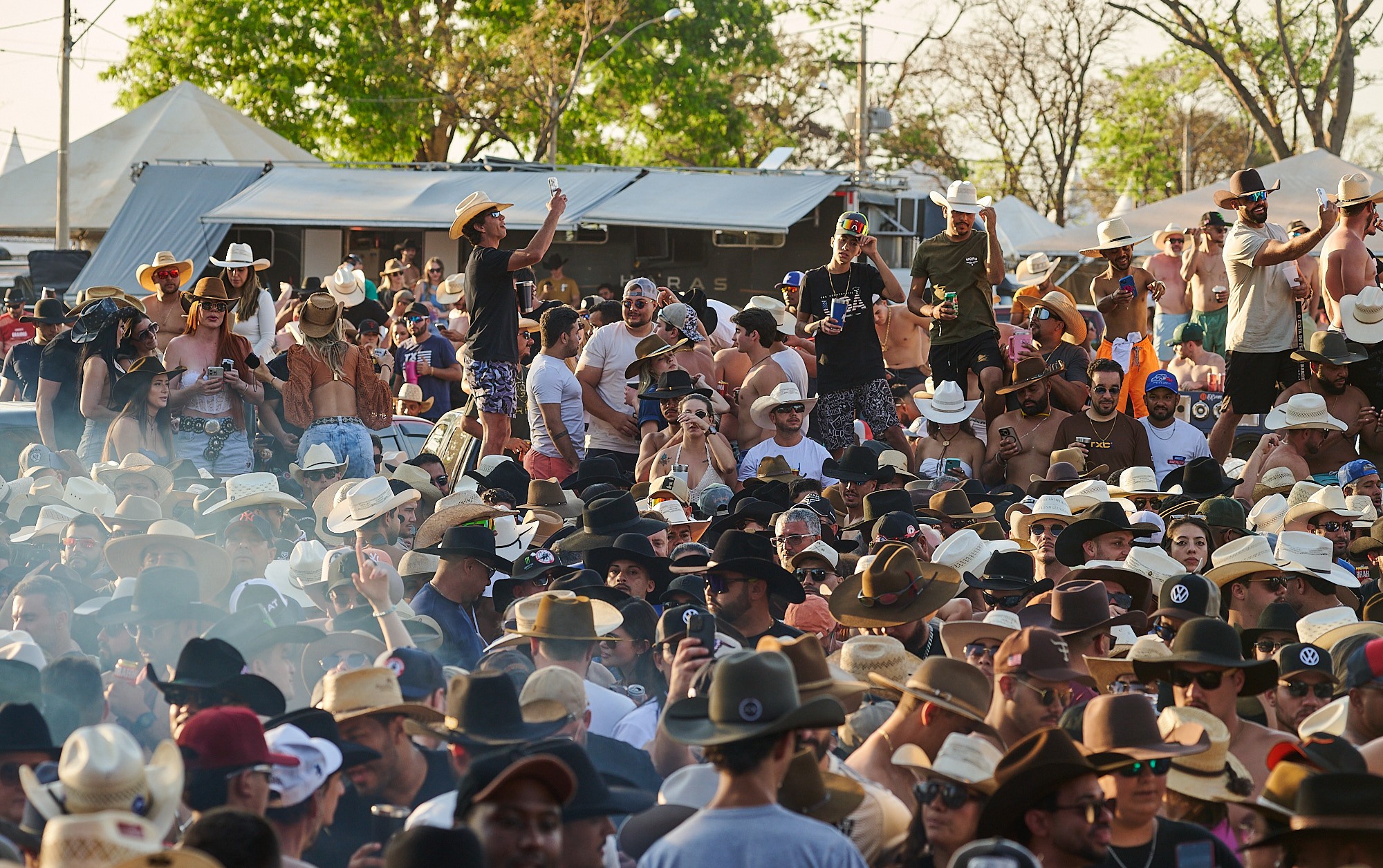 Camarote na caçamba, caminhonete de trio elétrico, churrascada: festas no camping de Barretos duram 24 horas