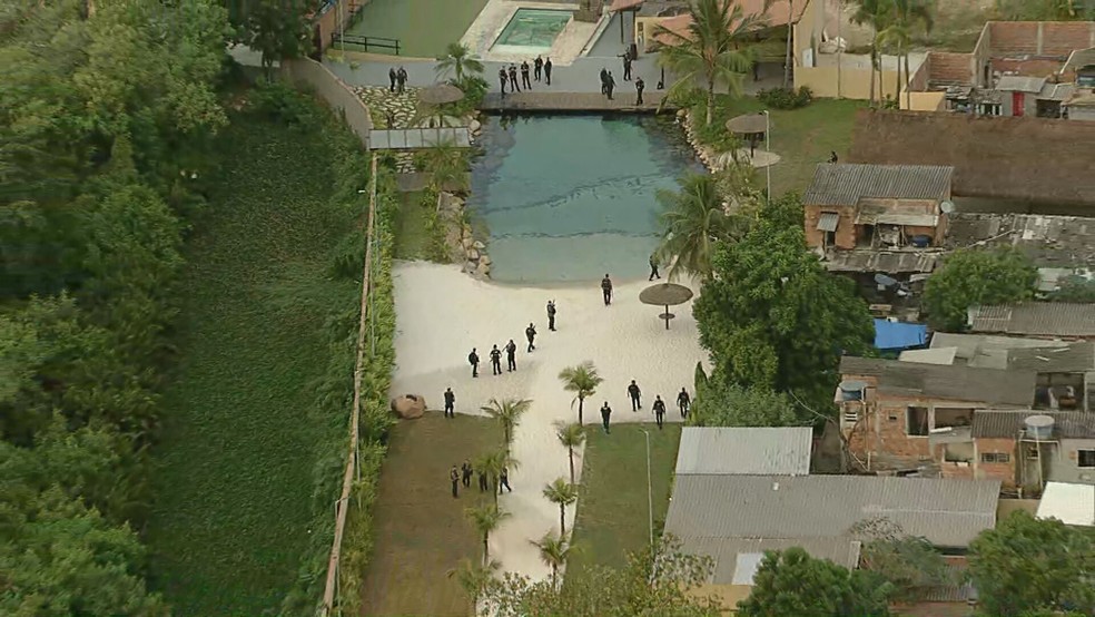 Polícia desmantela 'resort do tráfico' em Parada de Lucas — Foto: Reprodução/ TV Globo