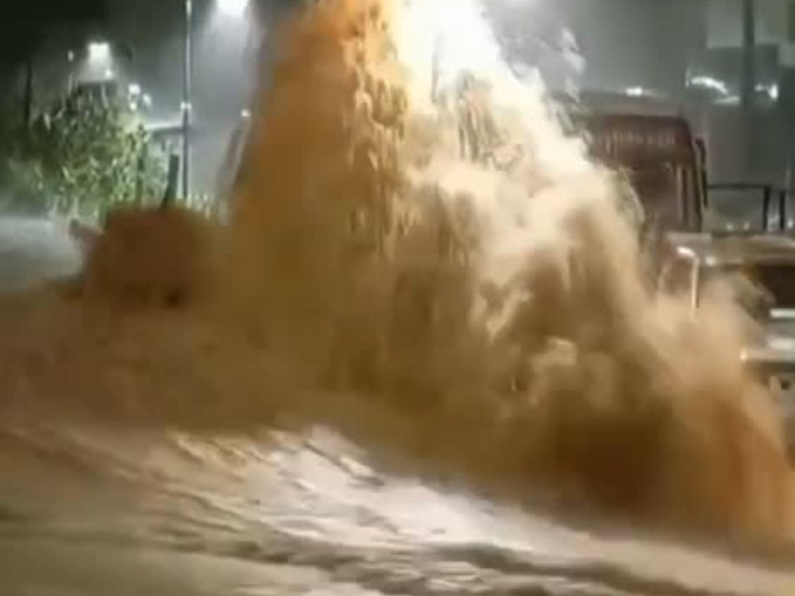 Temporal causa alagamentos, erosão, quedas de árvores e deixa família ilhada em Manhuaçu