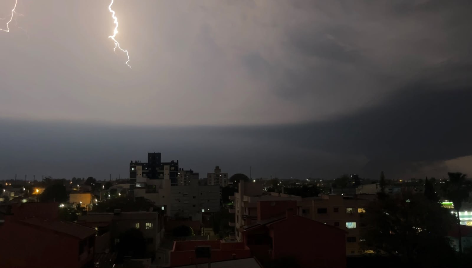 Previsão do tempo no RS: segunda-feira será de chuva volumosa e terça, formação de ciclone