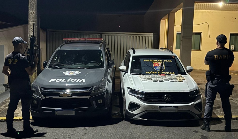 Operação apreende quase 10 kg de drogas escondidos dentro de carro em rodovia de Presidente Bernardes (SP) — Foto: 8° Baep/Divulgação