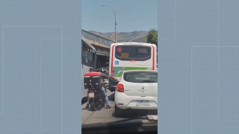 Motociclista arremessou um objeto em direção à janela do carro em Madureira, na Zona Norte do Rio. — Foto: Reprodução/ TV Globo