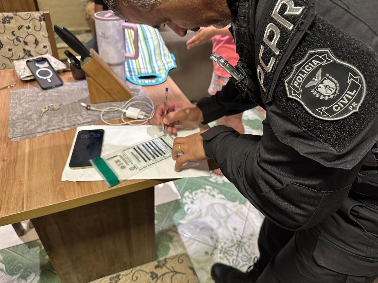 Grupo suspeito de obter R$ 14 milhões aplicando 'golpe do presente' em mais de 270 vítimas do PR e outros estados é alvo de operação policial