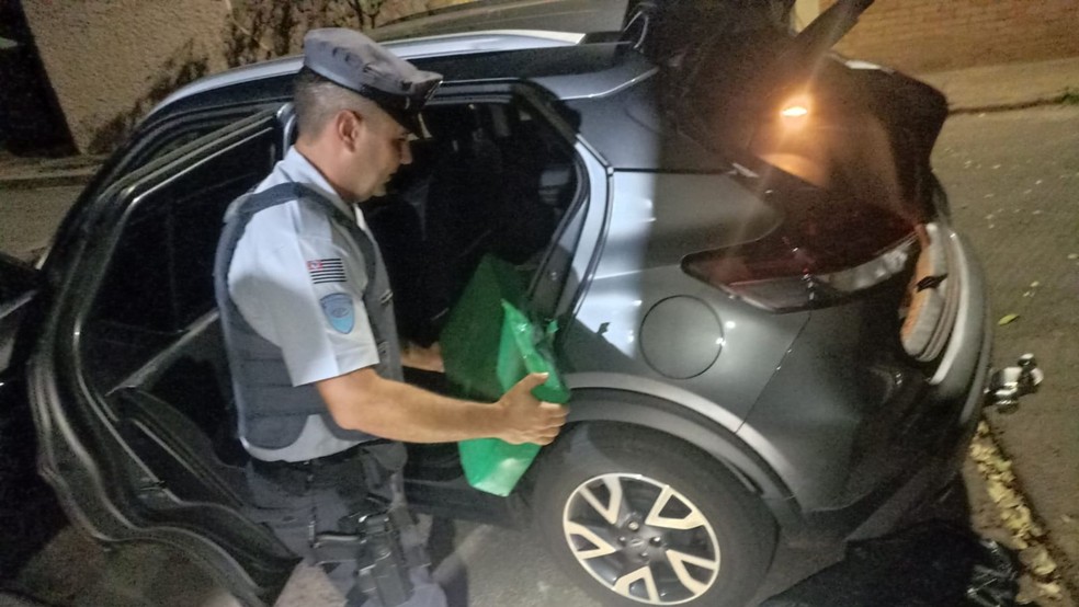 Polícia Rodoviária apreende quase 340 kg de maconha dentro de carro em rodovia de Florínea (SP) — Foto: Polícia Rodoviária/divulgação