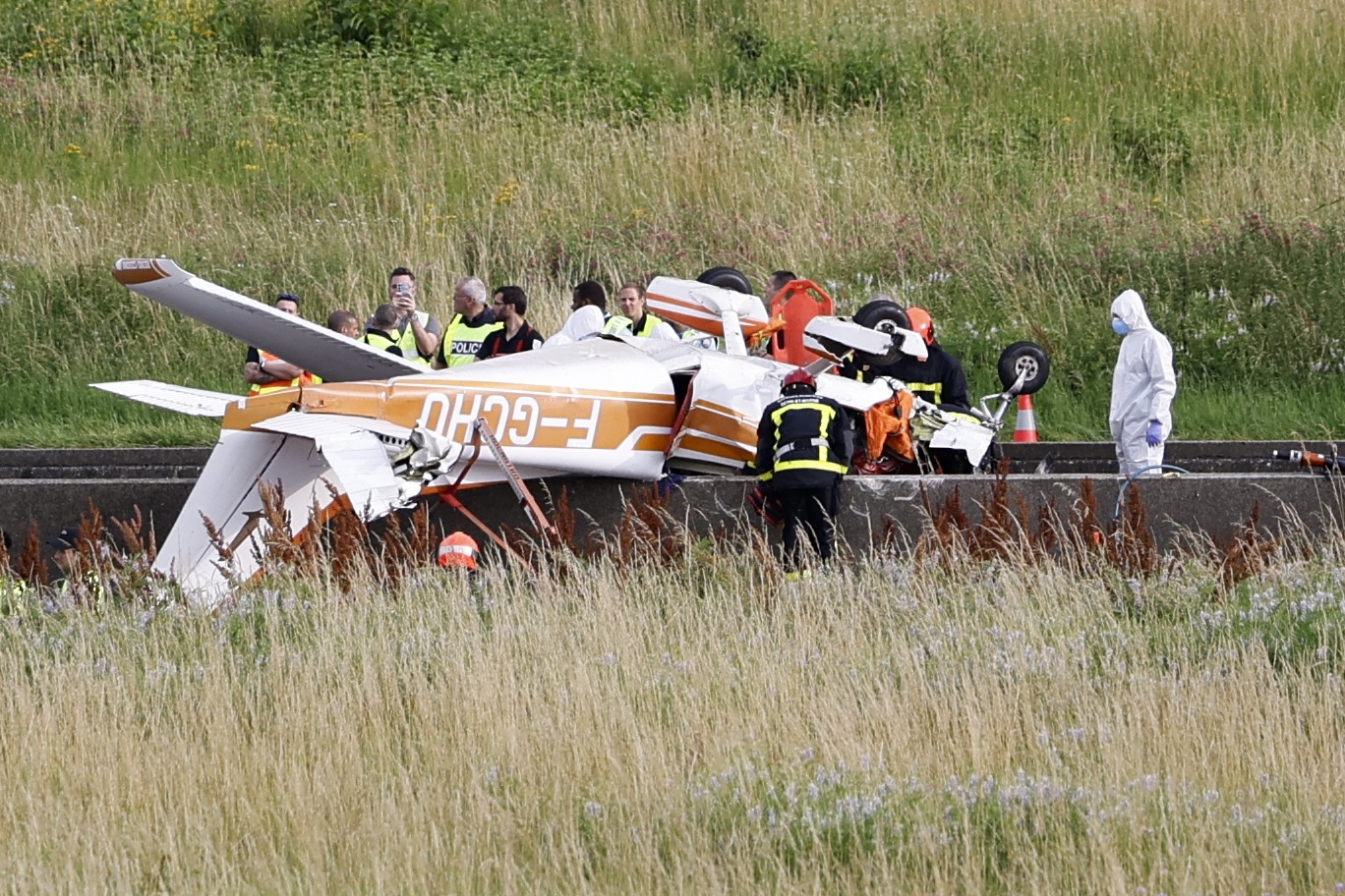 Avião particular cai em rodovia e deixa 3 mortos no leste de Paris