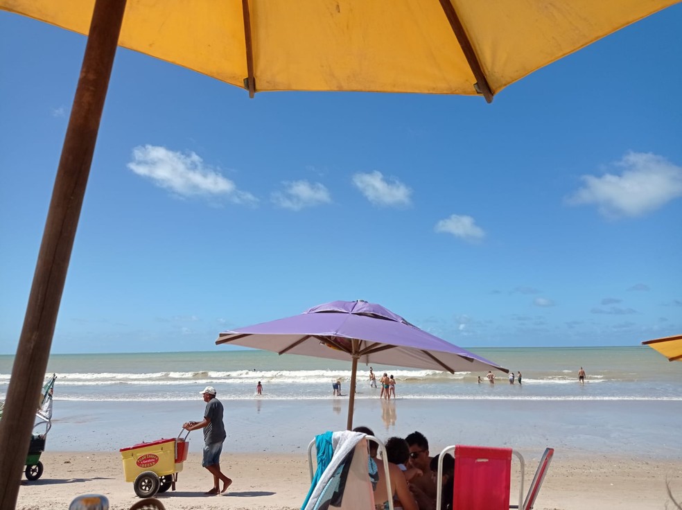 Dia ensolarado na Praia do Bessa, em João Pessoa — Foto: Krystine Carneiro/g1