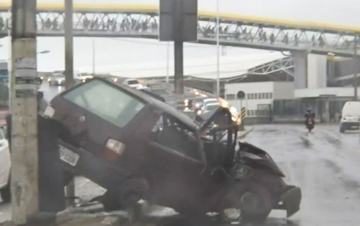 Carro bate em poste e fica destruído em Lauro de Freitas; veículo na ...