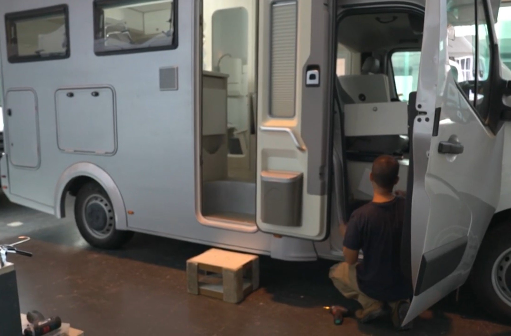 Por atrasos em salários, trabalhadores de fábrica de motorhomes entram em greve em Santa Branca, SP