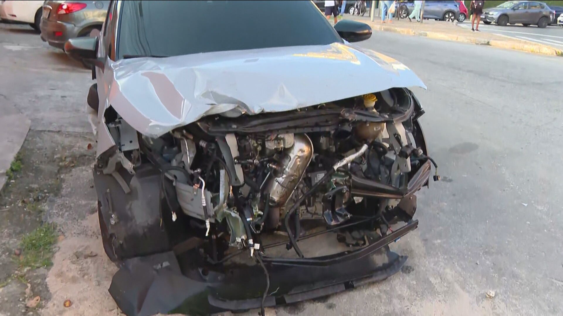 Homem morre e dois são presos após perseguição em Ramos; carro ficou destruído após bater em muro da Supervia