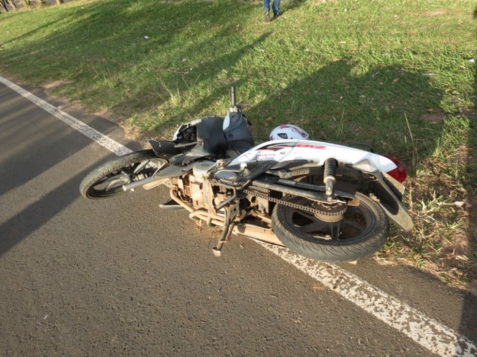 Mulher morreu em acidente entre duas motos, na estrada vicinal Marcelo Lorenzetti, em Dracena (SP) — Foto: Jorge Zanoni