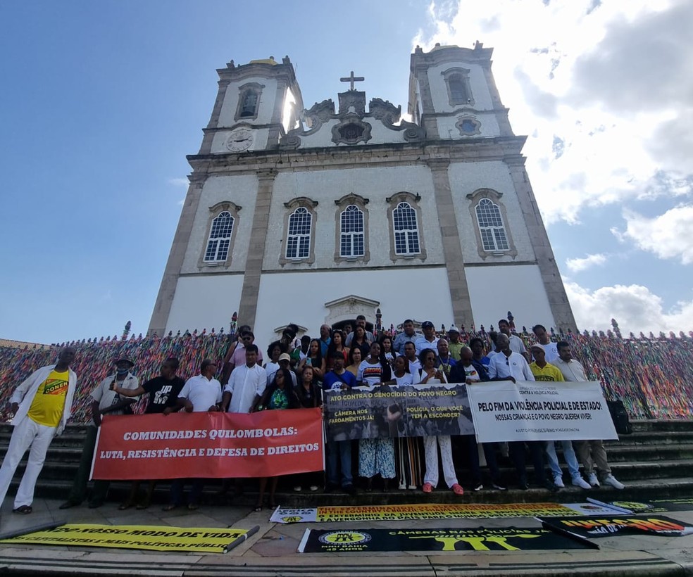 Movimentos negros pedem justiça pelo assassinato de Mãe Bernadete protestam contra violência policial em Salvador — Foto: Camila Marinho/TV Bahia