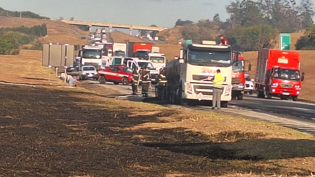 Caminhão-tanque carregado com enxofre pega fogo e interdita a Rodovia Castello Branco em Itu