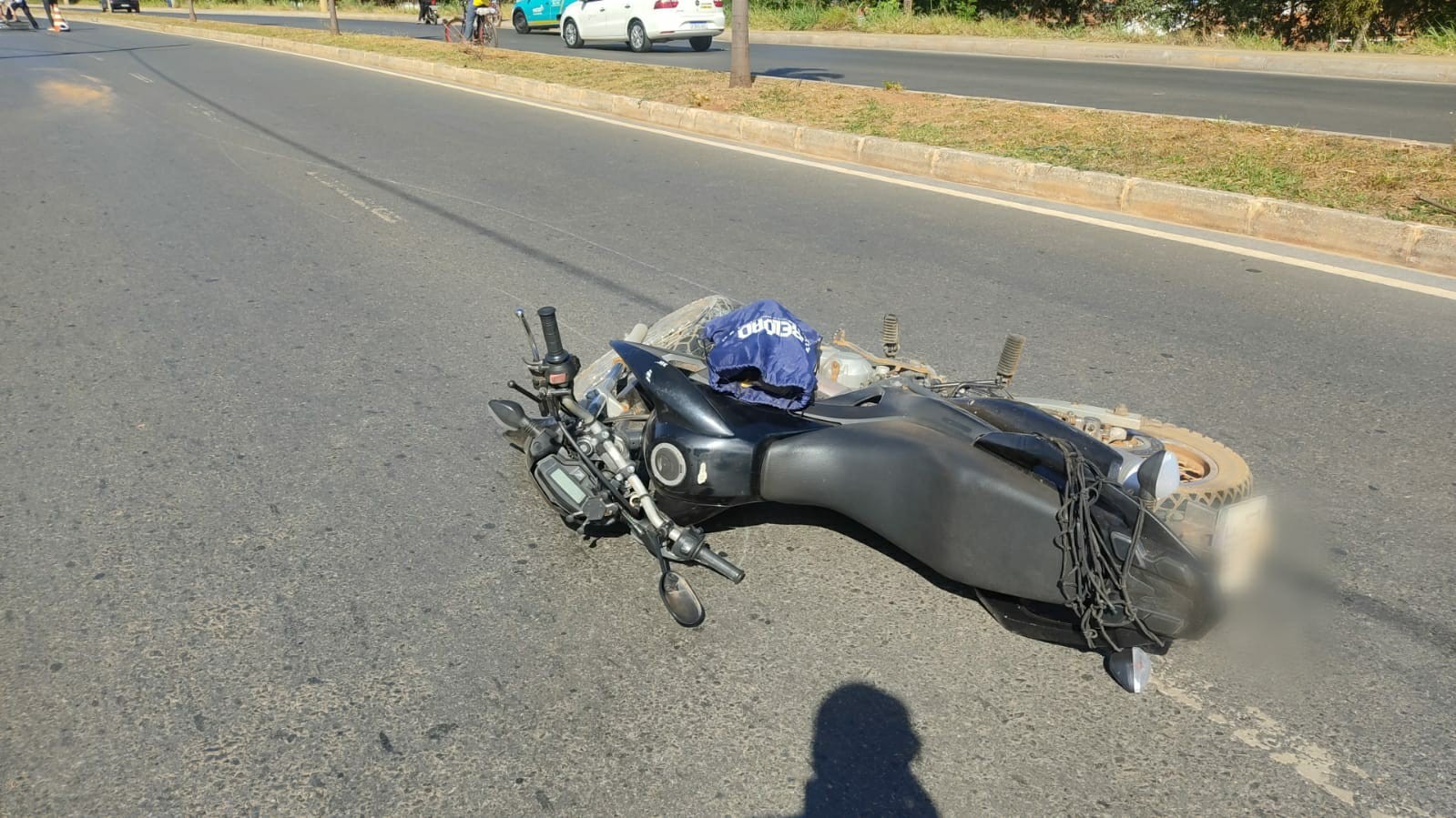 Motociclista morre ao bater em poste de iluminação pública a caminho do trabalho, em Montes Claros 