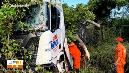 Homem fica ferido após caminhão cair de ponte