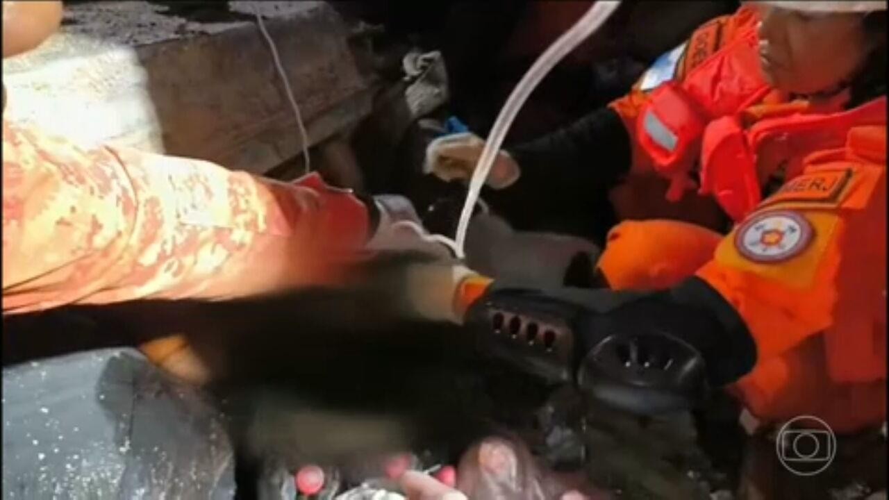 Menina de 11 anos e padrasto morrem no desabamento de casa na Baixada Fluminense (RJ)