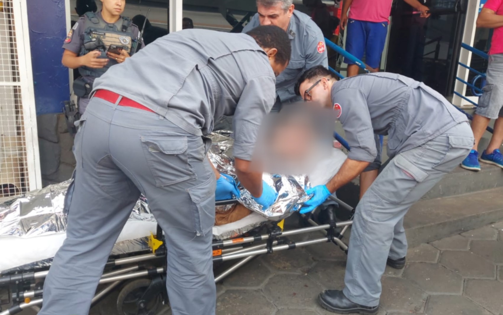Homem é esfaqueado após discussão em frente ao Bom Prato de Franca, SP
