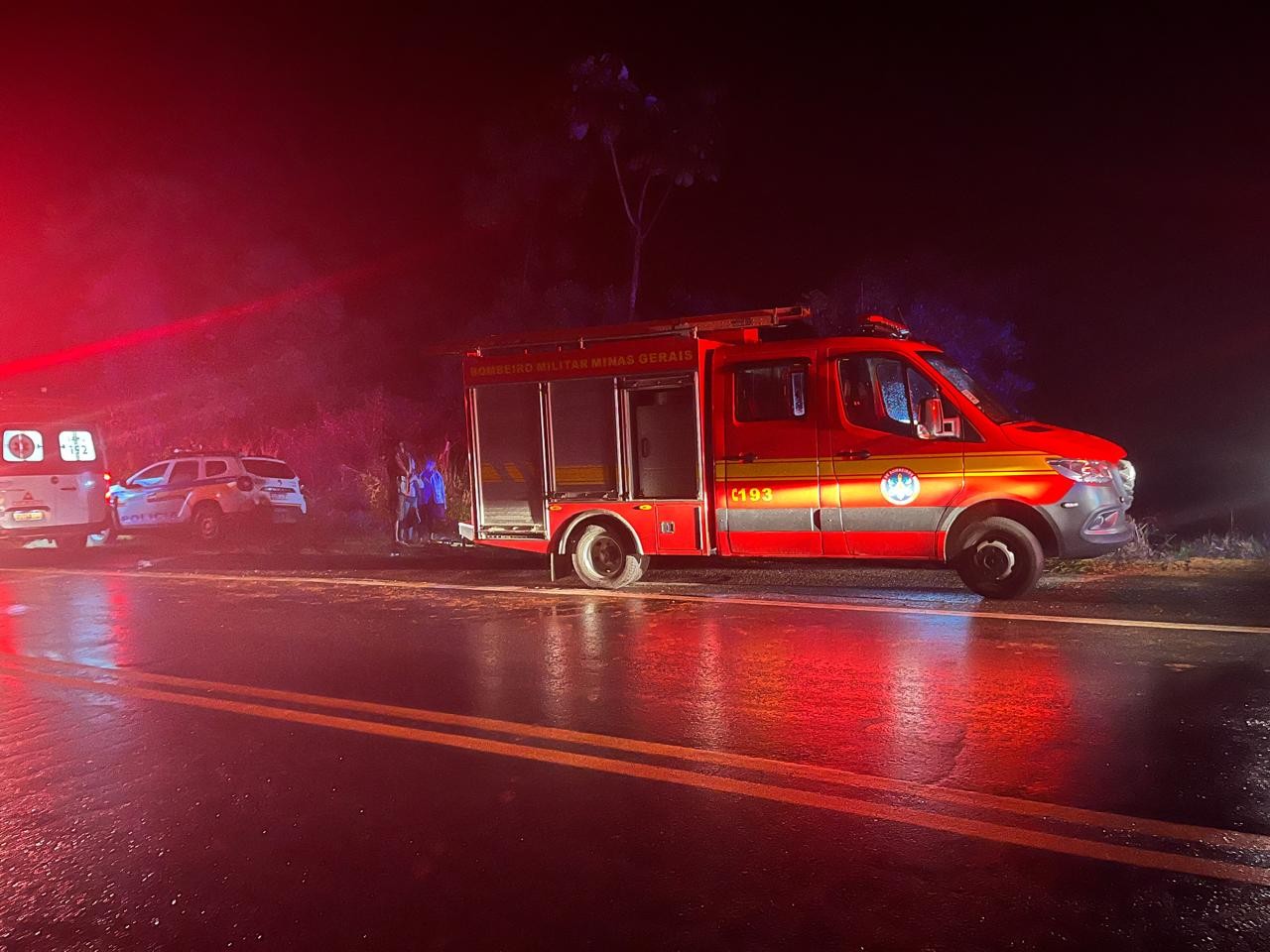 Ônibus capota na BR-262 e deixa feridos em MG