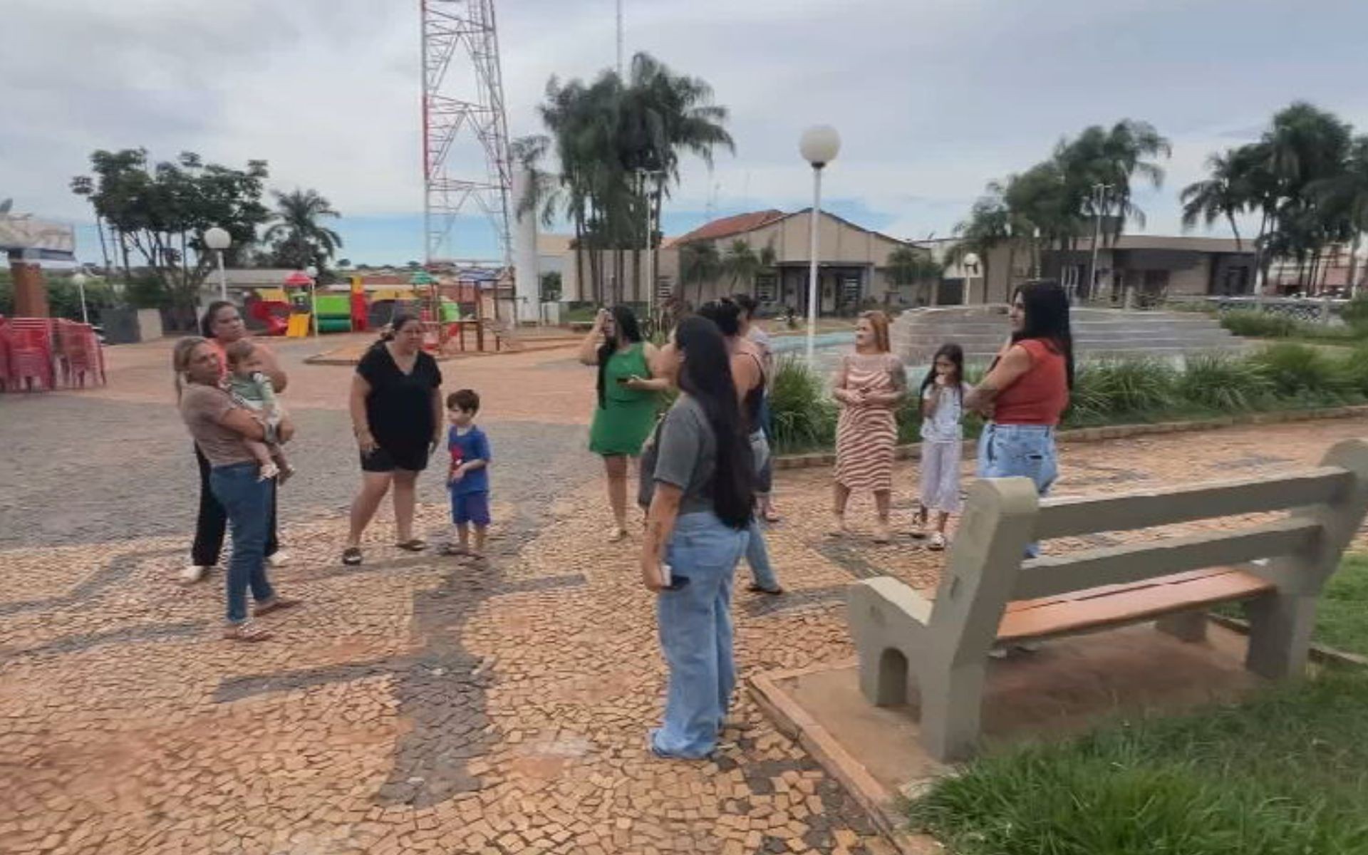 Mães de alunos fazem manifestação após bebê de 1 ano voltar da creche com hematomas e fratura no nariz