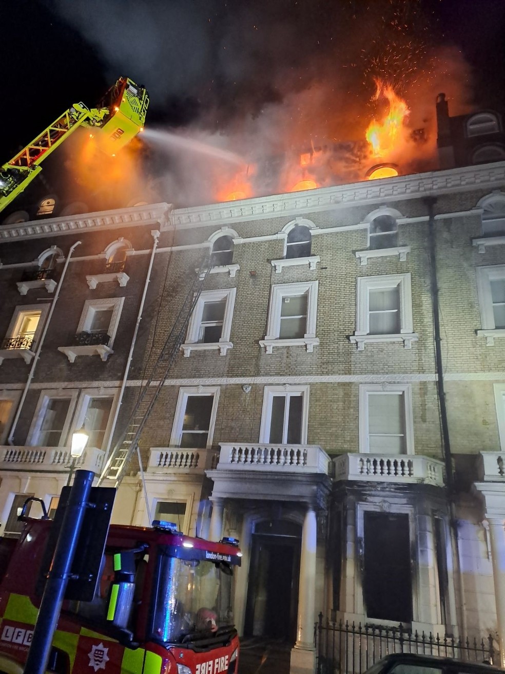 Incêndio em prédio residencial em Londres — Foto: Corpo de Bombeiros de Londres