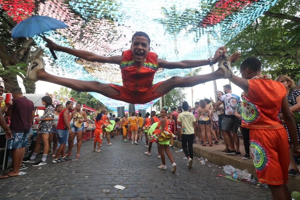 Passista comemora o Dia do Frevo dançando nas ruas de Olinda (arquivo) — Foto: Aldo Carneiro/Pernambuco Press