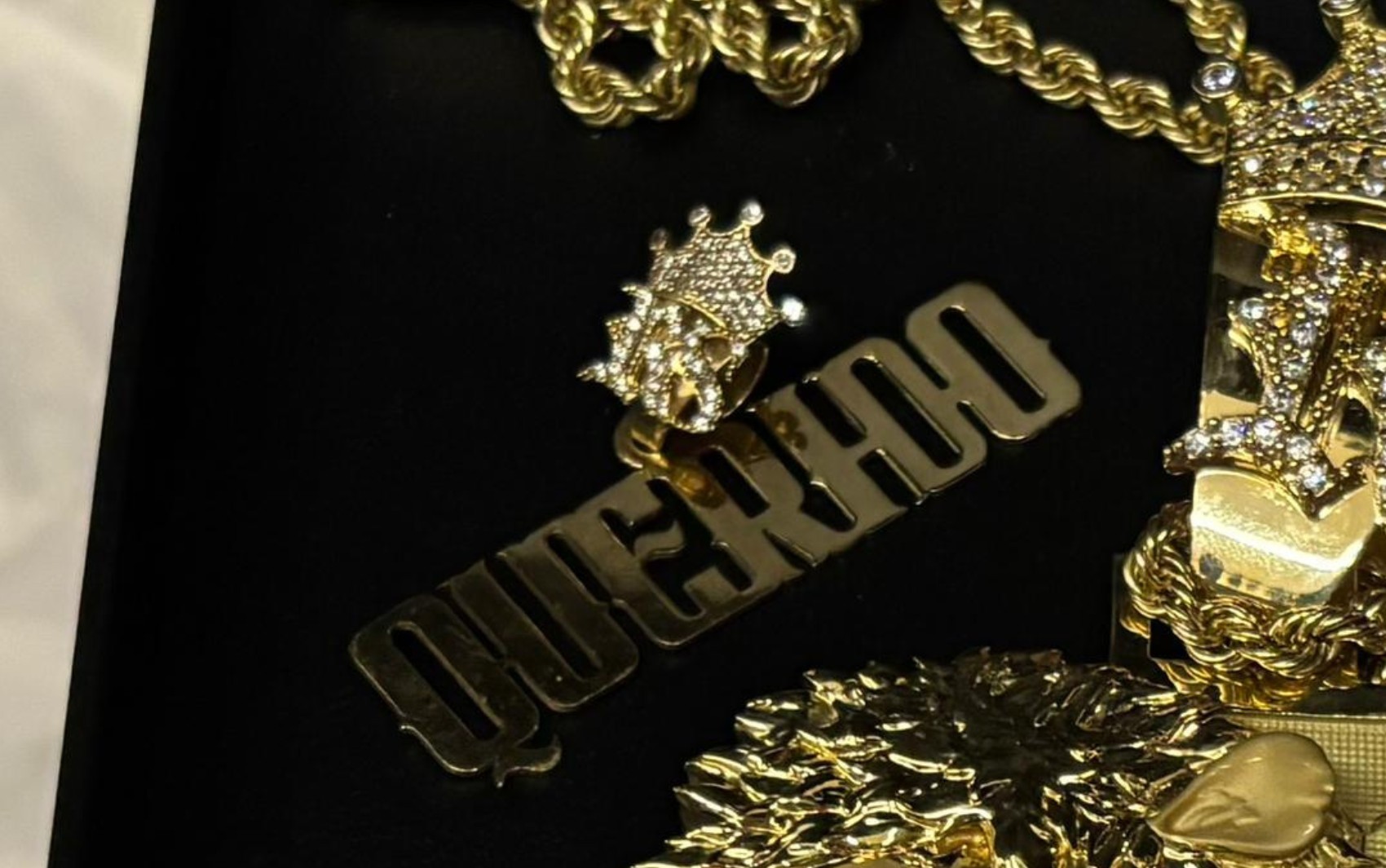 Colar de ouro e diamante apreendido com 'Rainha do Sul' tem apelido de chefe de facção 