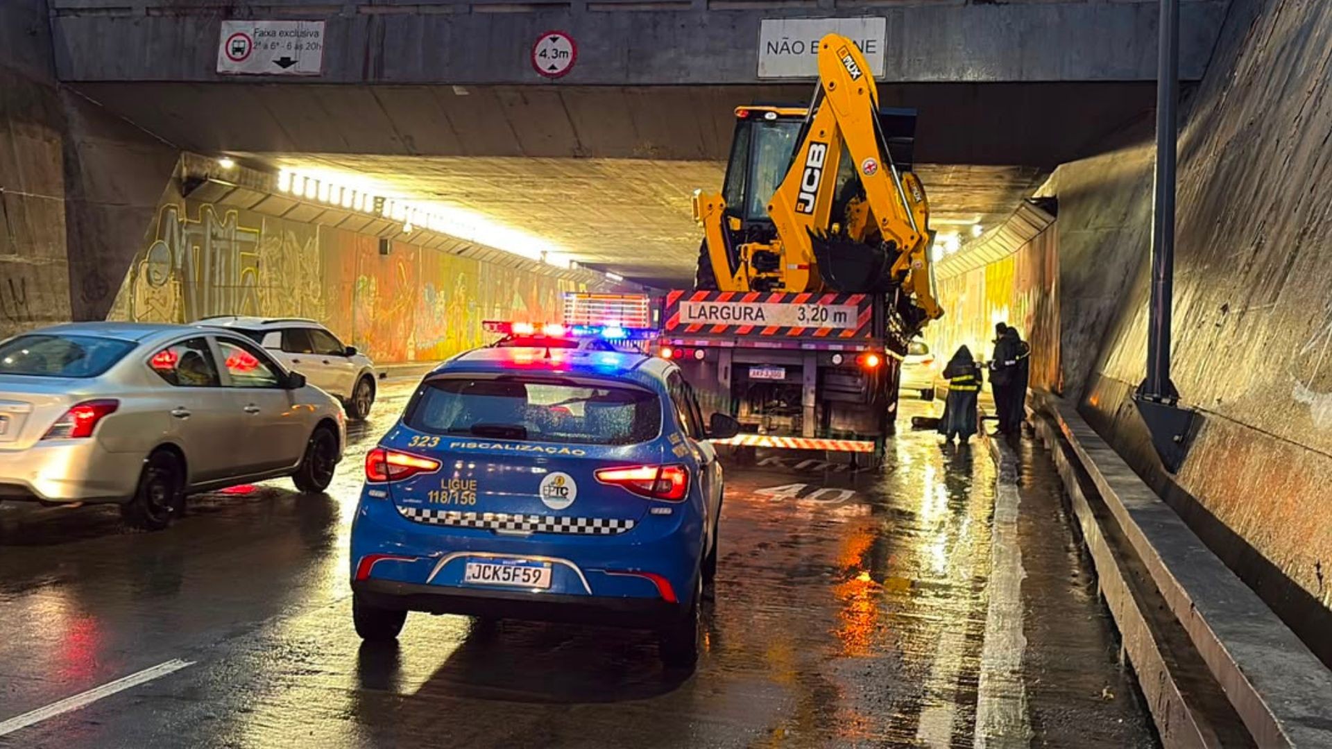 Caminhão que carregava retroescavadeiras fica preso em túnel de Porto Alegre