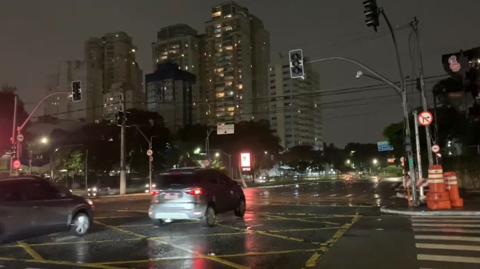 Semáforos sem funcionar na Avenida Santo Amaro — Foto: Nilson Modesto/TV Globo