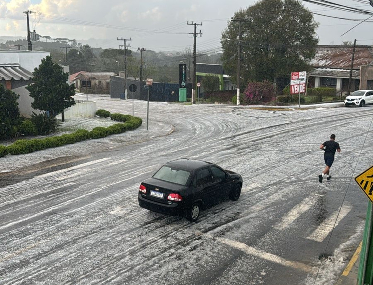 VÍDEO: Granizo acumula, deixa ruas brancas e prejudica estradas após temporal em SC