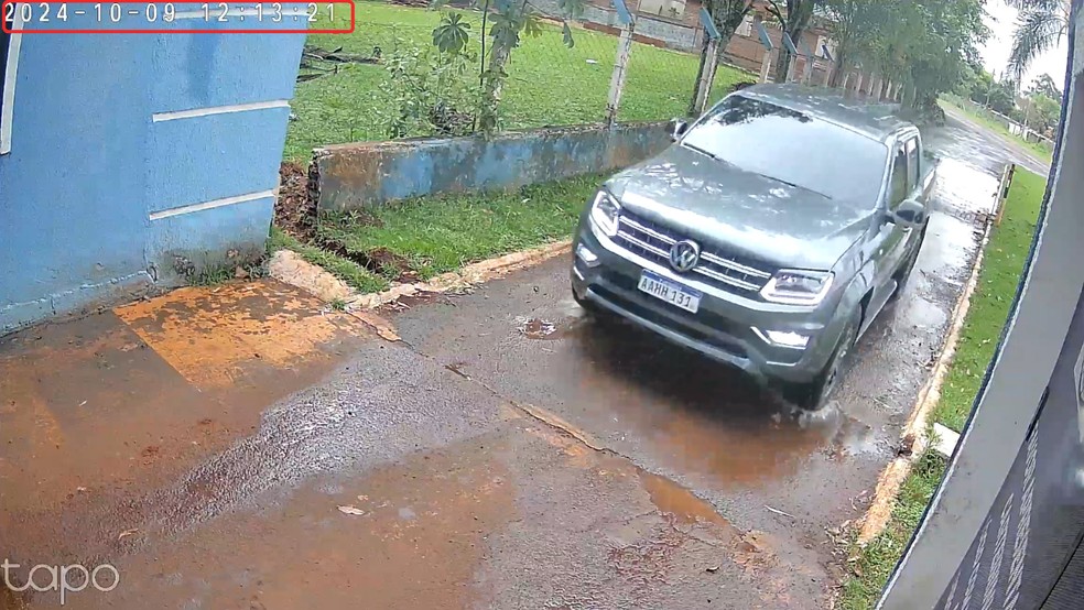 Câmera de segurança registra a chegada de Cleiton em seu carro no condomínio — Foto: Polícia Civil/Foz do Iguaçu