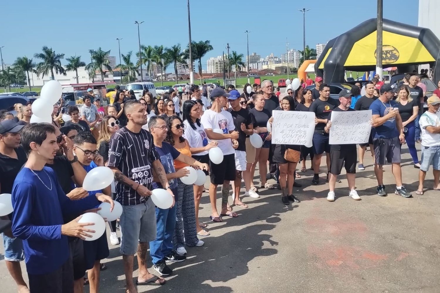 Dezenas de pessoas protestam após morte de adolescente agredido em escola: 'Justiça'