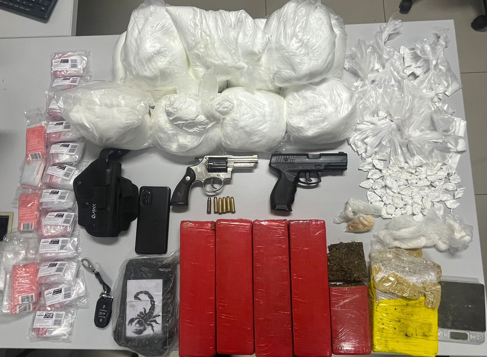 Polícia prende dupla suspeita de tráfico de drogas em Alumínio