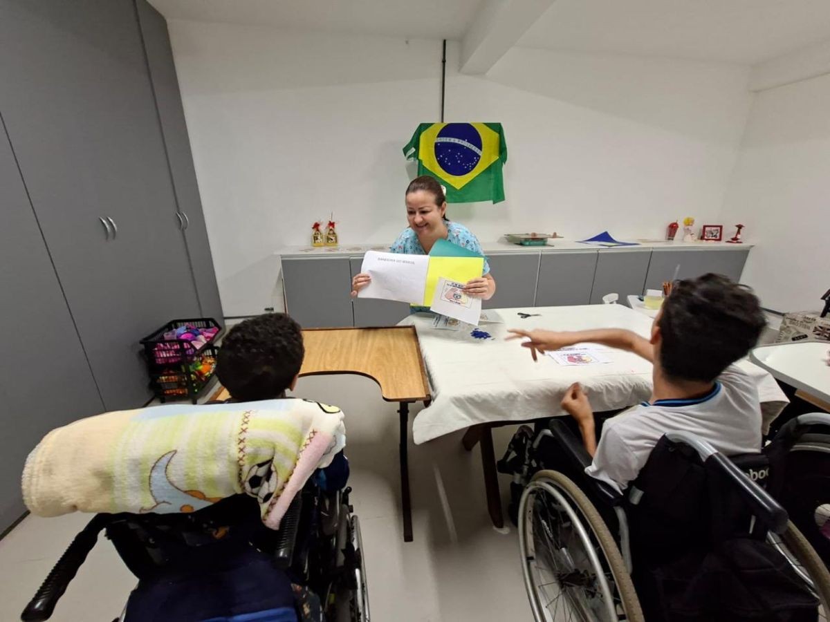 Setembro Amarelo: professora perde família para Covid-19 e encontra na educação especial caminho para vencer depressão 