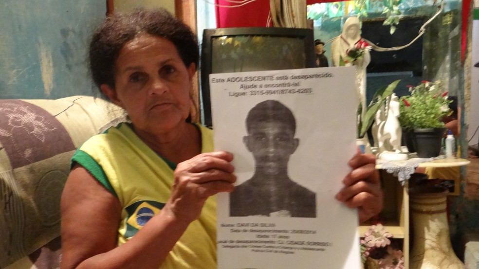 Maria José mostra cartaz feito por viznhos para procurar Davi da Silva — Foto: Waldson Costa/G1