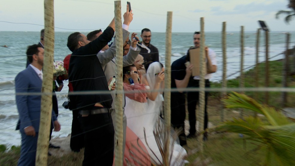 Convidados utilizaram óculos de proteção para ver o eclipse durante casamento — Foto: Hebert Araújo