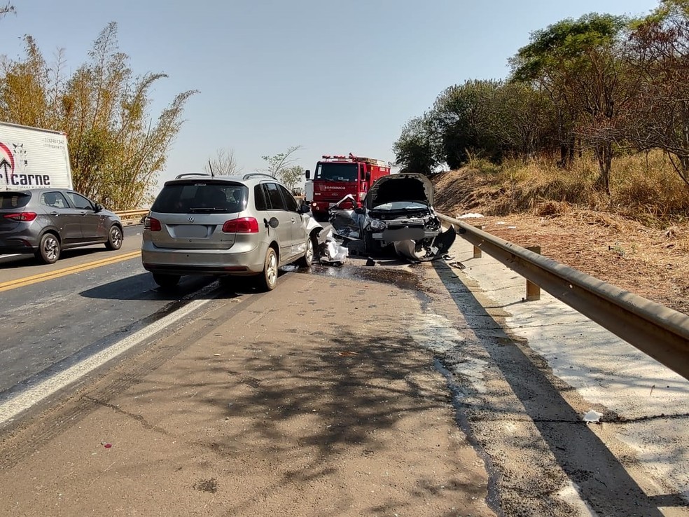 Carros que se envolveram no acidente em acidente entre Olímpia e Severínia (SP) — Foto: Arquivo pessoal