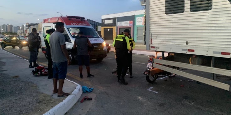 Piloto de moto colide com traseira de caminhão e deixa feridos em São Luís