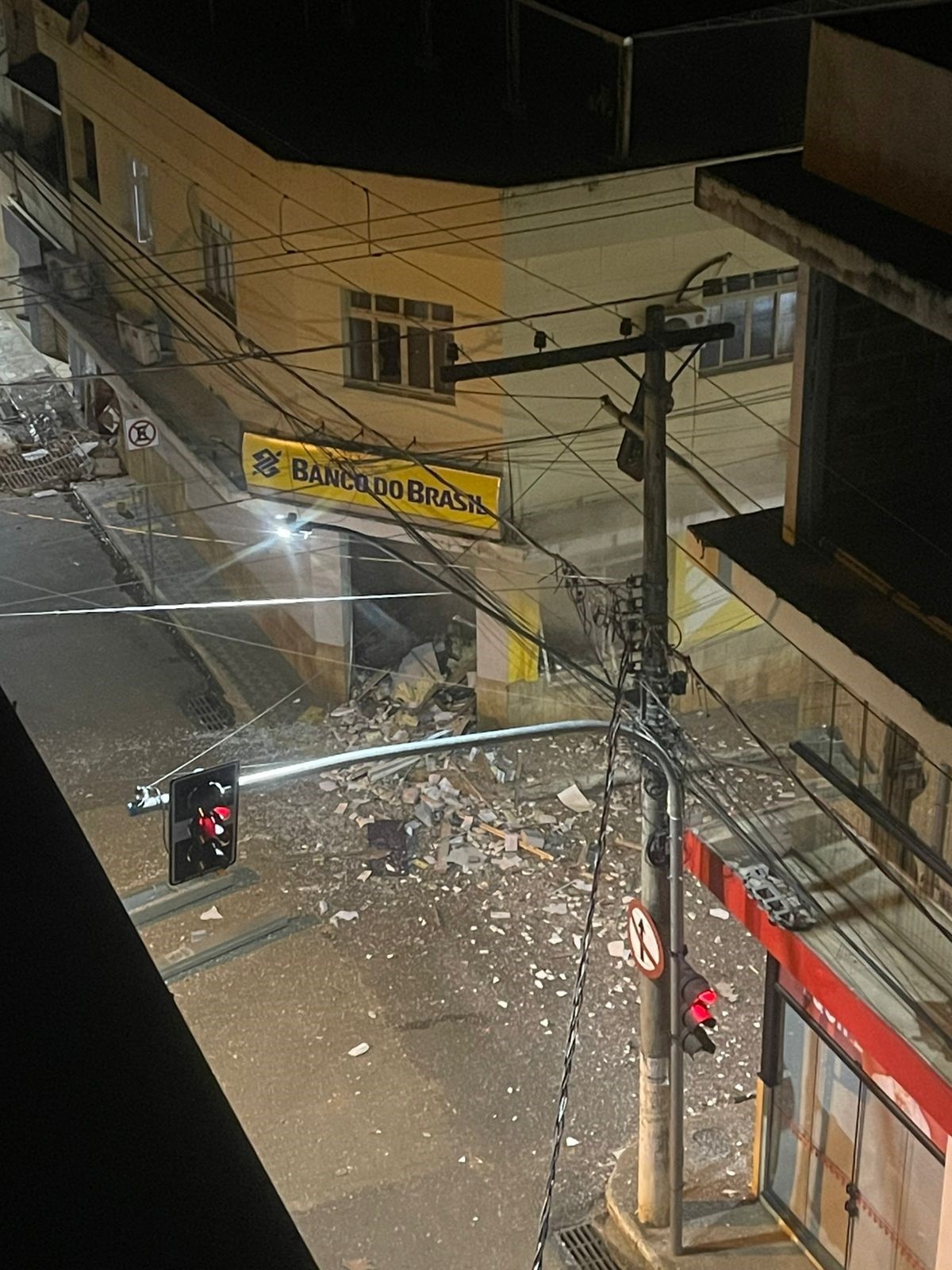 Grupo armado explode agência do Banco do Brasil em Guidoval